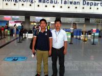 赴新加坡工作者在机场与公司人员合影